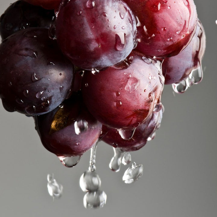 Black Diamond jumbo grapes from Sharbatly, fresh black grapes in a 0.8 kg bunch, with plump, dark purple fruit on the vine.