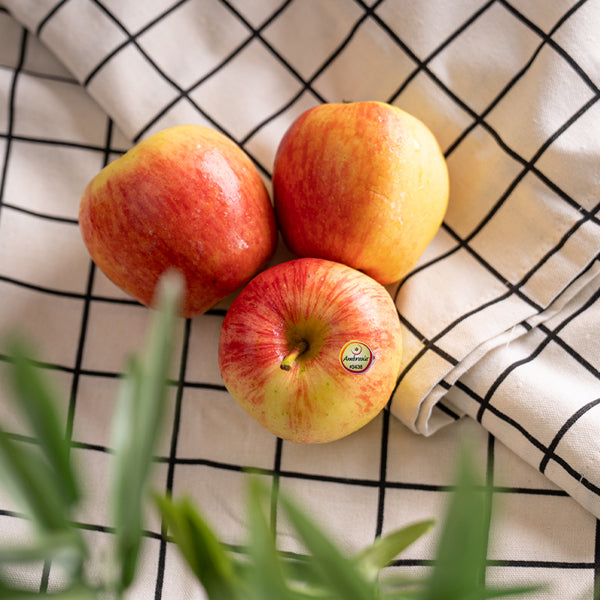 Fresh Apples Ambrosia from Sharbatly, 1 kg pack, showcasing ripe, crisp apples with vibrant red and green skin.