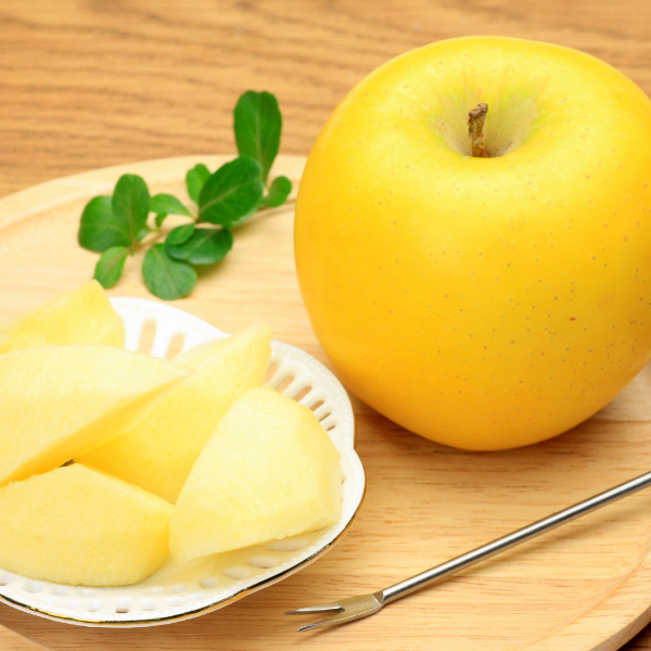 Fresh Golden Delicious apples in a 1 kg pack from Sharbatly, showcasing shiny yellow skin and crisp texture.