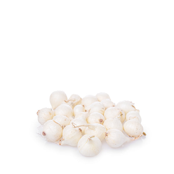 White pearl onions from Holland in a 0.5 kg pack, fresh vegetable with smooth white skin and round shape.