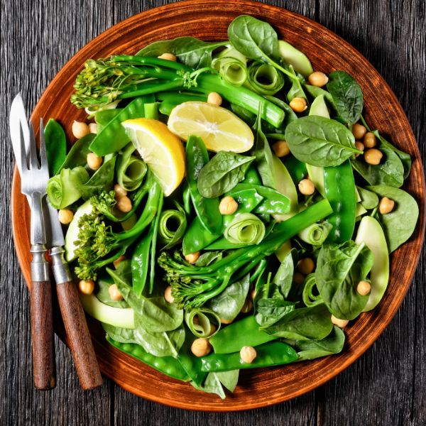 Fresh Kenya mangetout snow peas in a 0.25 kg pack, showcasing vibrant green vegetable pods on a white background.