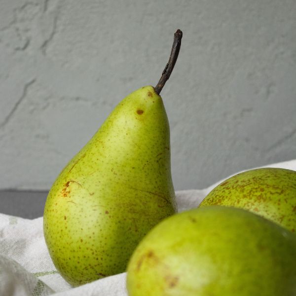 Vermont Beauty pears from Sharbatly, 1 kg pack, fresh and ripe fruit with smooth yellow-green skin on display.