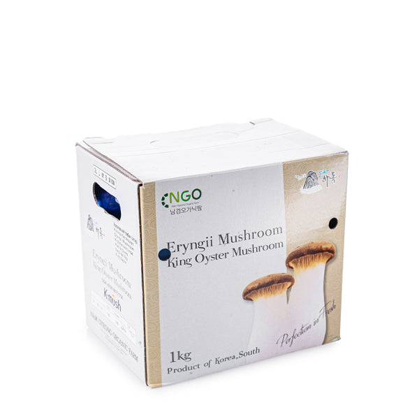 Fresh king oyster (eryngii) mushrooms in a 1 kg box, showcasing their thick stems and large caps, from Holland.
