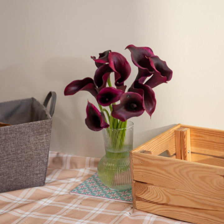 Black Calla Lily flowers, Zantedeschia, in a bunch of 10 stems, fresh floral arrangement from Fresh Flower Holland.
