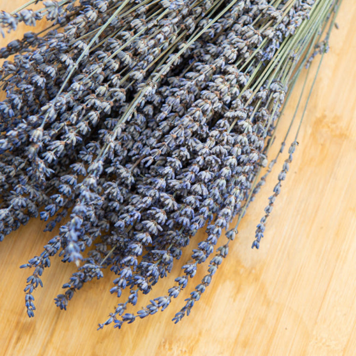 Semi-dried lavender bunch from Fresh Flower Holland, 0.1 kg, showcasing vibrant purple flowers and green stems.