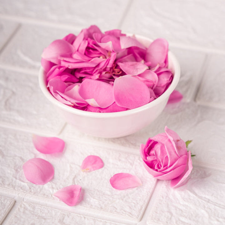Naqwat Al Nana Rose Madinah Damask organic flower pack, 0.1kg, showing fresh, vibrant rose blossoms and leaves.