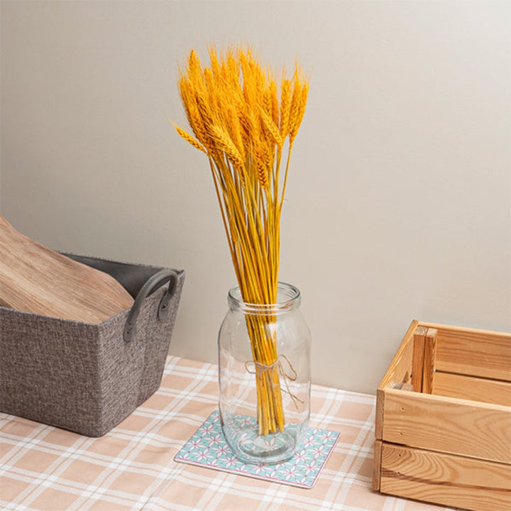 Dried wheat stalks in a bunch, decorative flower arrangement by Fresh Flower Holland, natural beige and gold tones.