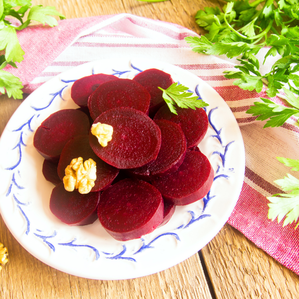 Vacuum-packed precooked beetroots from Holland in a 0.5 kg bag, ready to use as fresh vegetable ingredients.