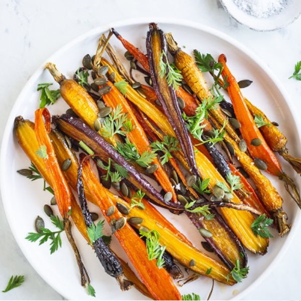 Fresh rainbow baby carrots from Holland, vibrant orange, purple, and yellow carrots in a 0.2 kg vegetable pack.