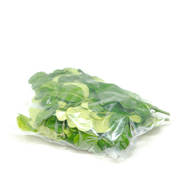 Fresh lemon leaves herb from Thailand in a 0.1 kg bag, showing vibrant green lemon leaves on a white background.