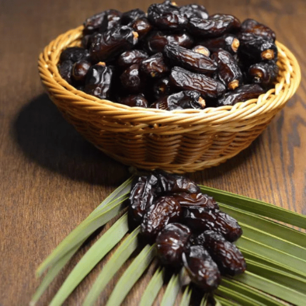 Fresh Safawi dates from Sharbatly in a 0.50 kg pack, showing glossy, dark brown dates with their natural texture and smooth skin.