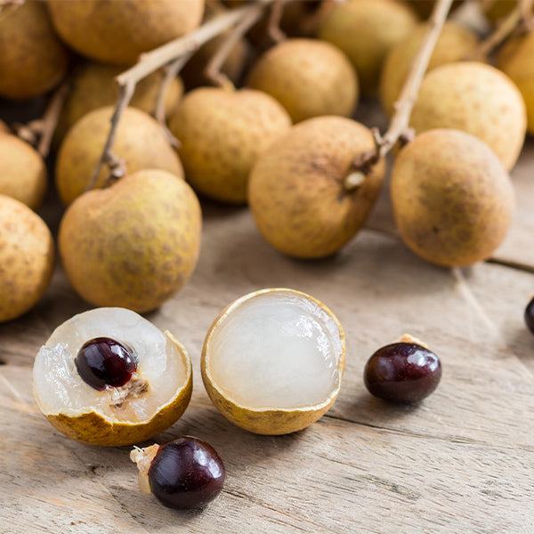 Fresh Thai longan fruit in a 0.5 kg pack, showcasing ripe, translucent longan berries ready to eat.