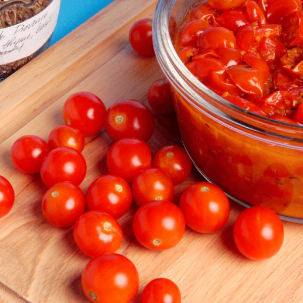 Fresh cherry tomatoes from Sharbatly, round and vibrant, in a 0.25 kg pack, perfect for salads and snacking.