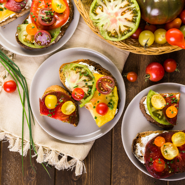 Mixed heirloom tomatoes from Holland in a 3.5 kg carton, vibrant, fresh vegetables with colorful, varied heirloom tomato varieties.