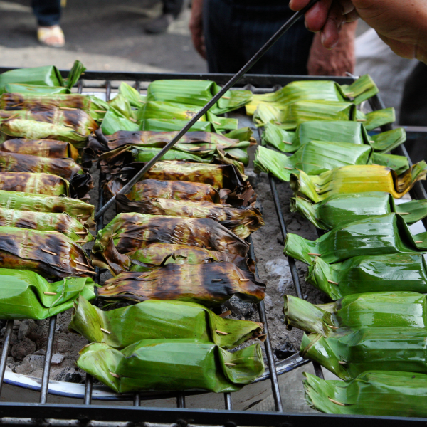 Fresh banana leaves, 1 Kg pack from Thailand, vibrant green vegetable for cooking and wrapping in traditional dishes.