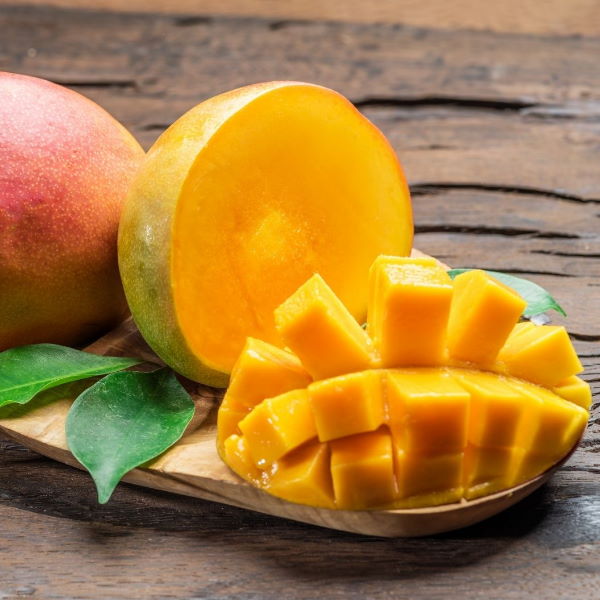 Fresh mango Qalbaltor fruit from Sharbatly, 3 kg bag, ideal for making juice, displaying ripe, vibrant mangoes in a natural setting.
