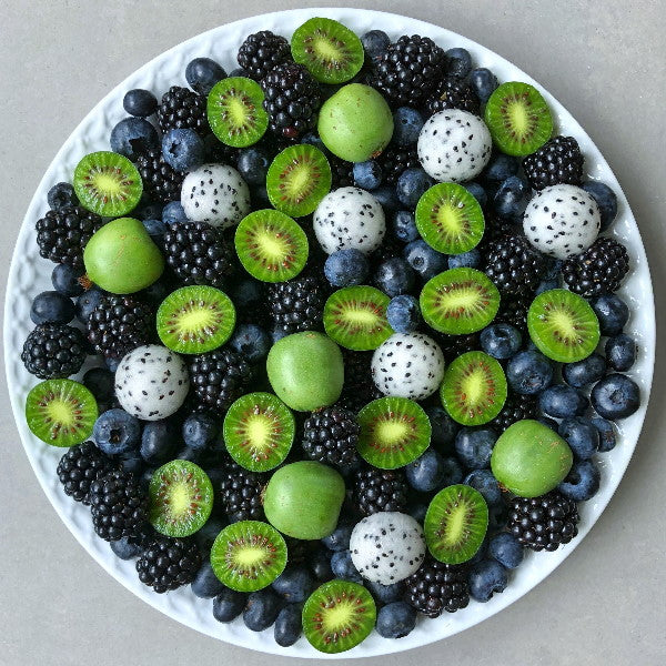 Holland kiwi berries, small green fruits in a 0.125 kg pack, fresh and ripe, displayed in a close-up image.