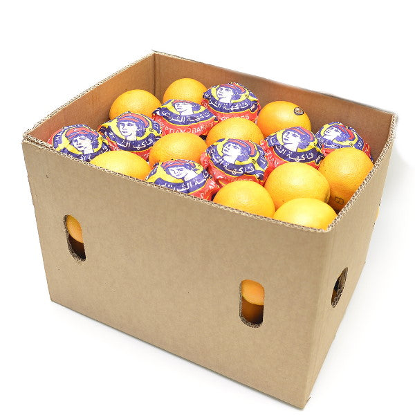 Fresh Navel oranges in a 14 kg carton from Sharbatly, showcasing bright, ripe oranges ready for packing.