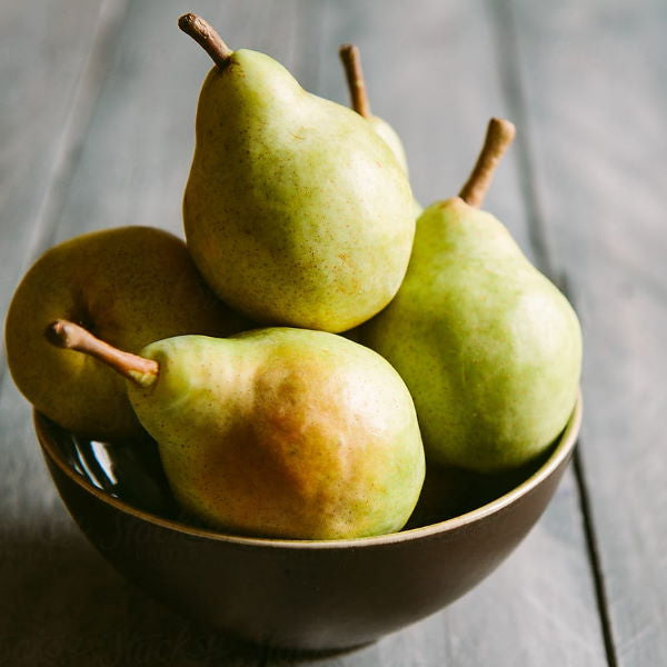 Fresh Sharbatly Pears Sempre, 1 kg pack, showcasing ripe, juicy pears with smooth yellow skin in a clear display.