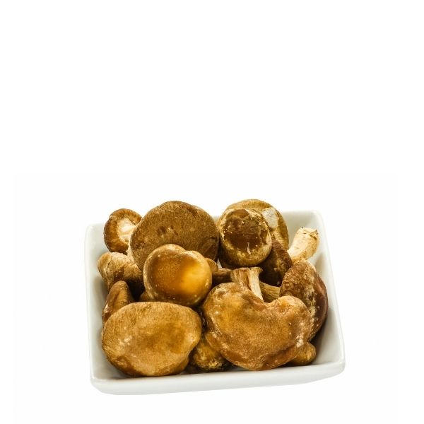 Fresh Holland shiitake mushrooms, 0.1 kg, sliced and displayed on a white plate, showcasing their brown caps and stems.