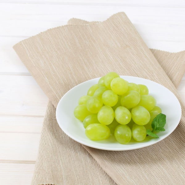 Fresh white seedless grapes in a 0.5 kg pack from Sharbatly, showcasing plump, juicy fruit with a smooth, greenish-white skin.